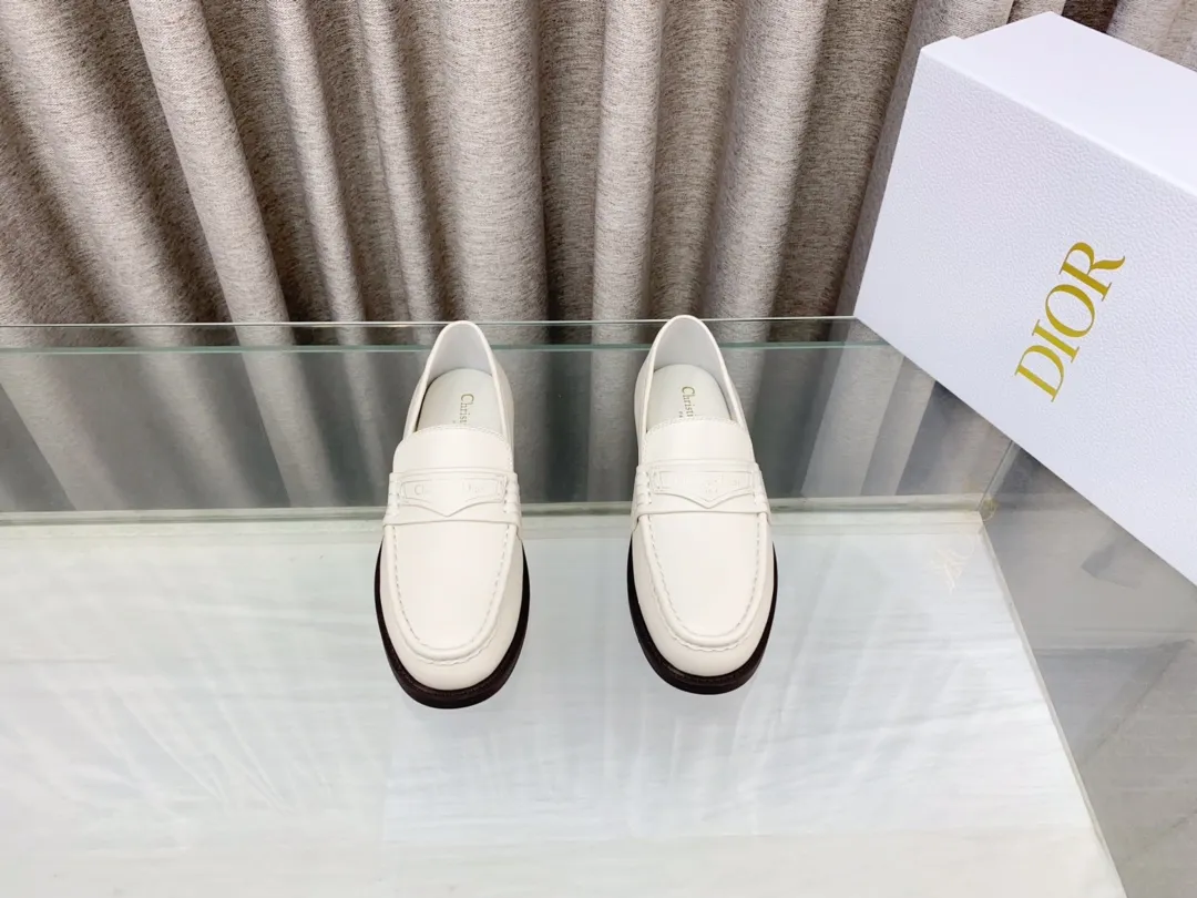 👟👟Ex-factory price 660👟👟 25Ss new Dior Boy loafers This Dior Boy loafer is a new product in the 2024 winter ready-to-wear series. It incorporates Dior's extraordinary craftsmanship and reinterprets the classic loafer design. Crafted from materials including suede and lambskin, it's enhanced with an integrated white fur lining and features a gold-tone Christian Dior Paris signature on the front leather tab. Paired with rubber soles, soft and comfortable. Upper: cowhide, inner padding: comfortable sheepskin, sole: rubber sole, size: 35-39 (40 customized, non-refundable)